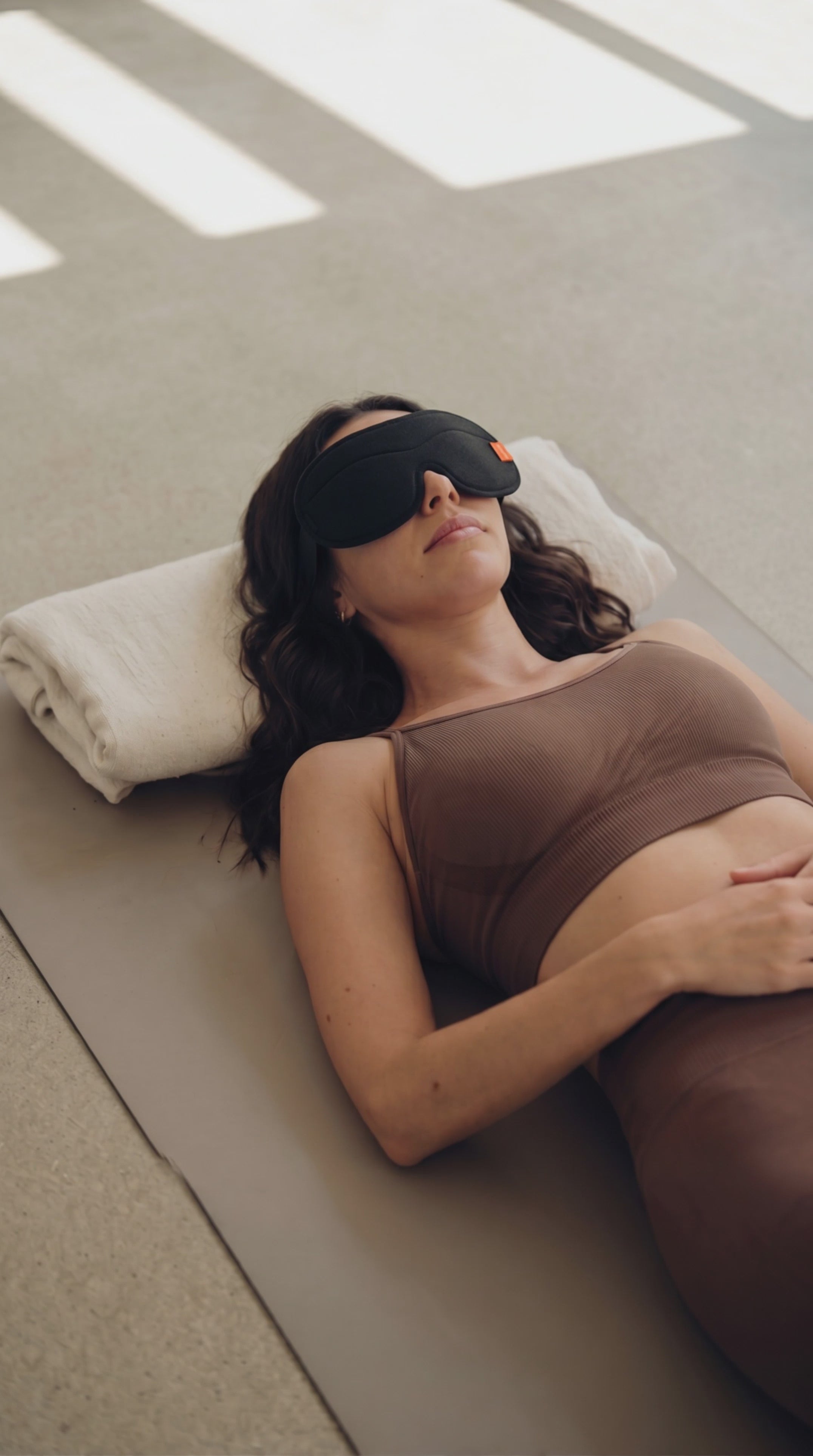 antifaz blackout 3d mujer acostada durmiendo